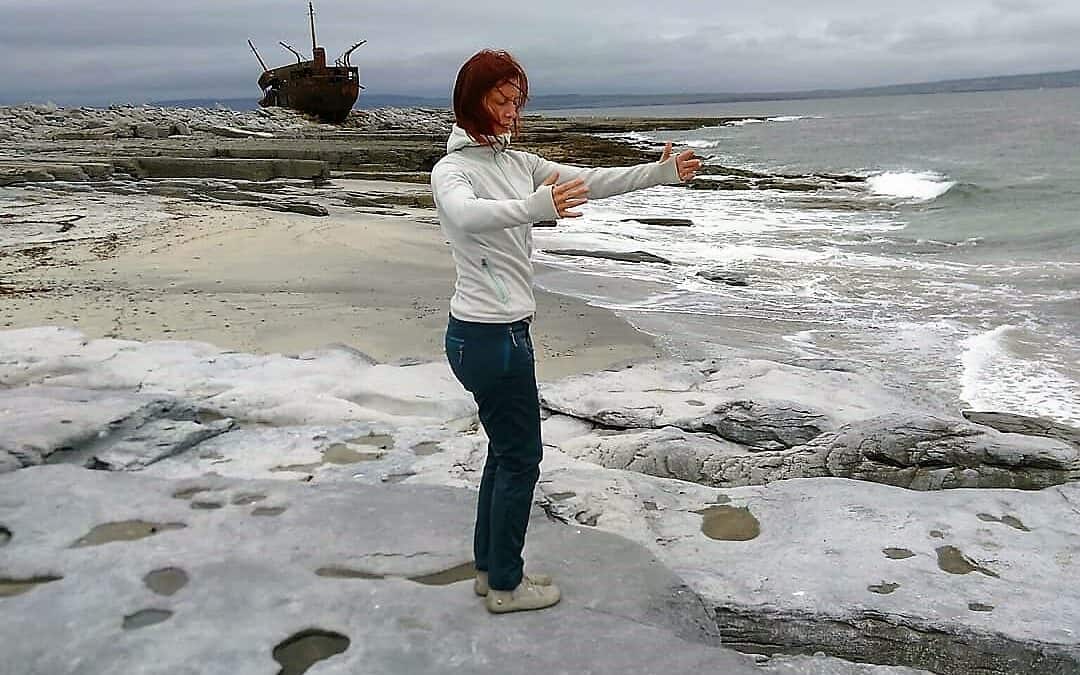 Anneli utövar Qigong vid havet